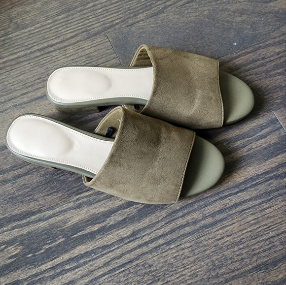 Flats Sandals - Picture 2 of 3